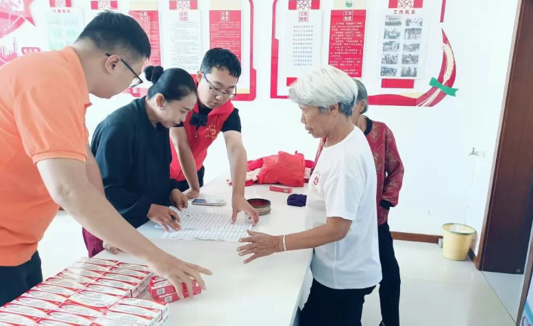 人生就是搏中国区基金会深入佳木斯市桦南县愚公村开展药品捐赠活动